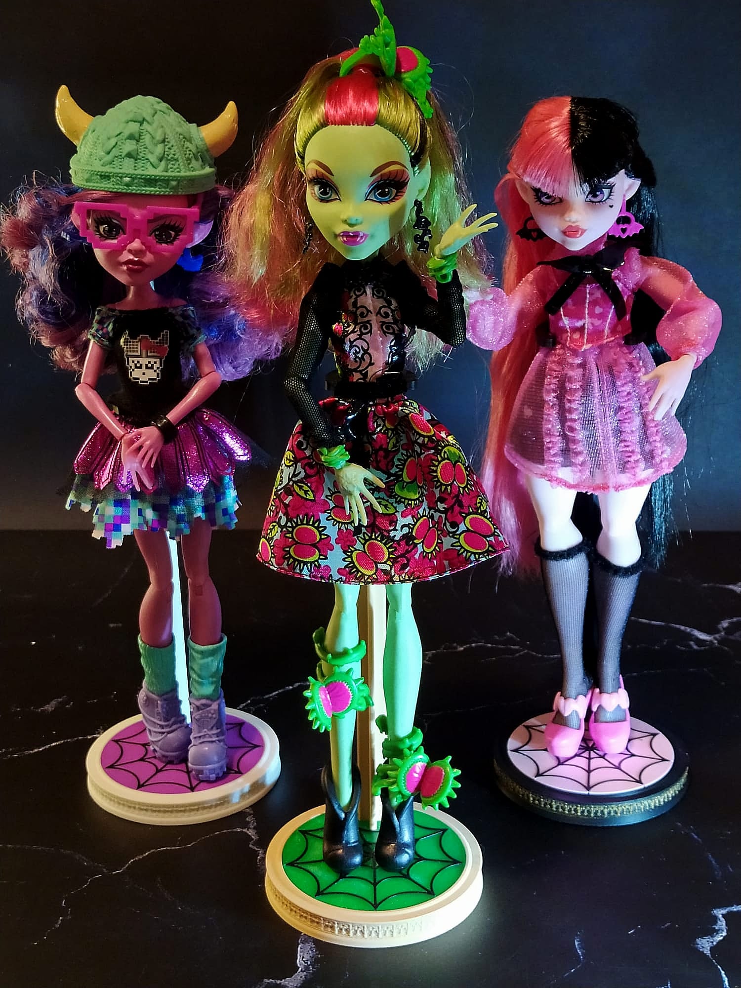 Spider Doll Stand for 1/6 Scale Dolls (11–12”) | Gothic Display Stand with Interchangeable Disc 3D STL Model — view 3